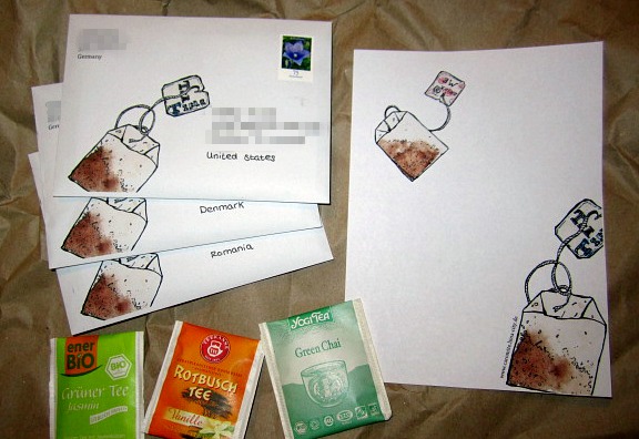 Briefumschläge und Briefpapier mit Teebeuteln